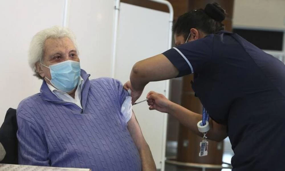 Κορονοϊός: Ανοίγει αύριο η πλατφόρμα για τον εμβολιασμό των 70-74